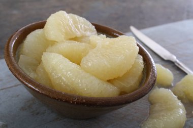 masanın üzerine taze greyfurt hazırlanıyor