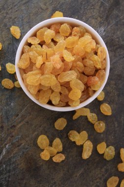 tabak içinde kuru çekirdeksiz kuru üzüm