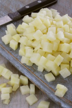 masanın üzerine taze patates hazırlama