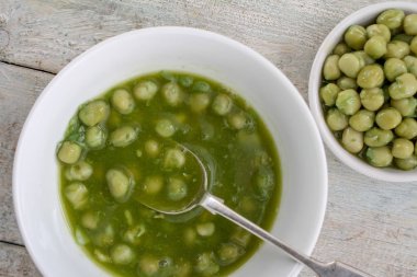 masanın üzerine hazırlanmış iri bezelye bezelye