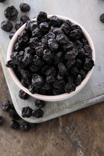 masanın üzerine taze yaban mersini hazırlanıyor