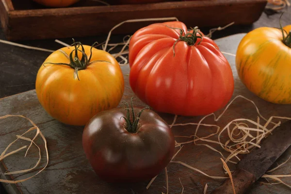 Tomates Crudos Frescos Sobre Mesa —  Fotos de Stock