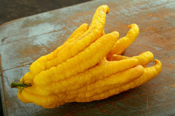 Buddha Telah Tangan Jeruk Buah — Stok Foto