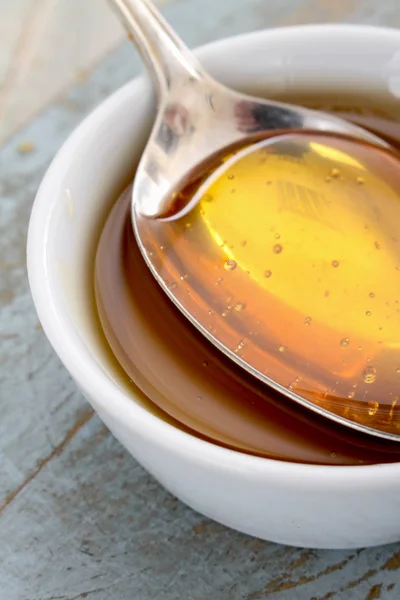 健康清澈的蜂蜜在盘子里 — 图库照片