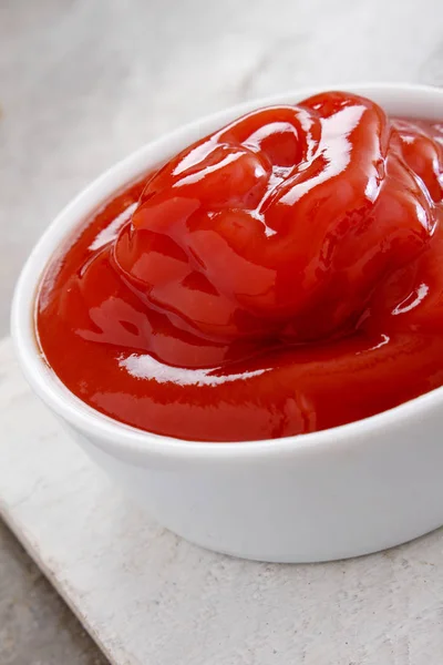 Ketchup Aux Tomates Fraîches Dans Plat — Photo