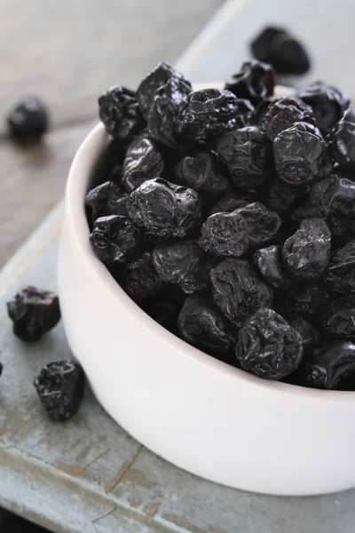 masanın üzerine taze yaban mersini hazırlanıyor