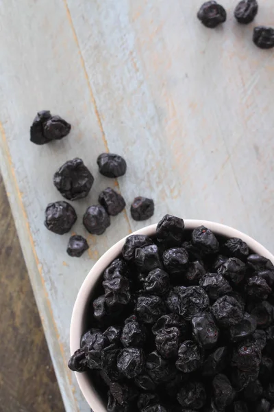 masanın üzerine taze yaban mersini hazırlanıyor