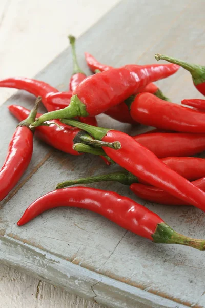 Preparing Fresh Ripe Chilies — Stock Photo, Image