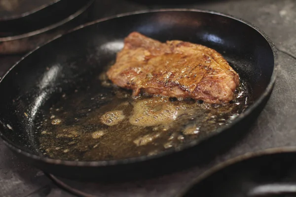 Cozinhar Carne Fogão — Fotografia de Stock