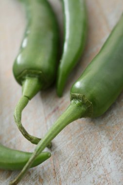 masanın üzerine taze yeşil biber