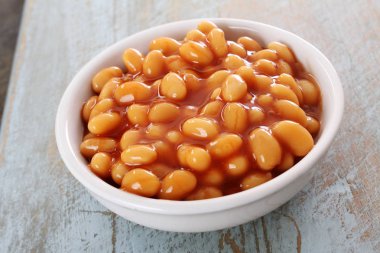 domates soslu beyaz tabak fasulye konservesi