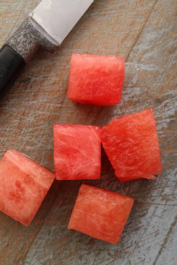 masanın üzerine taze kavun hazırlanıyor 