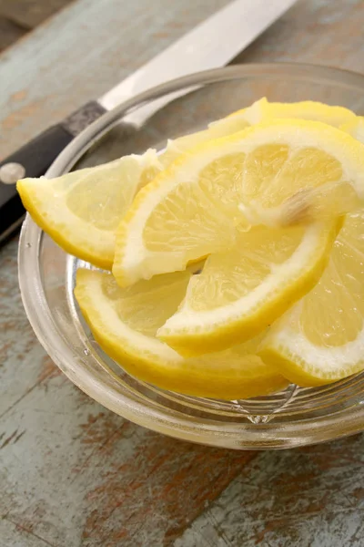 Приготовление Свежих Лимонов Столе — стоковое фото