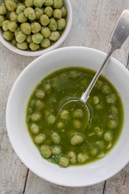 masanın üzerine hazırlanmış iri bezelye bezelye