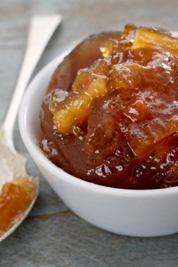 Beyaz tabak içinde portakal marmelat