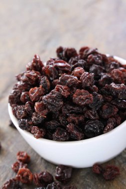 tabak içinde kuru kuru üzüm