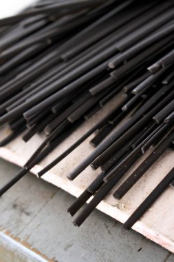 masanın üzerine taze pişmemiş makarna