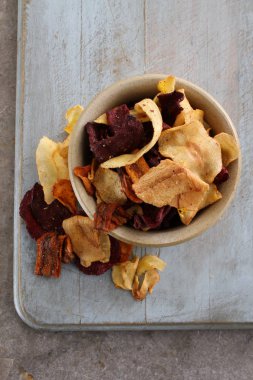 masanın üzerindeki sebze net fişlere