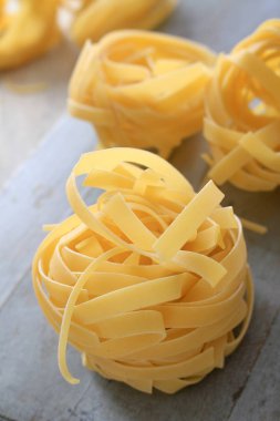 masanın üzerine taze pişmemiş makarna