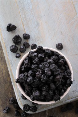 masanın üzerine taze yaban mersini hazırlanıyor