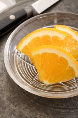 masanın üzerine taze portakal hazırlanıyor