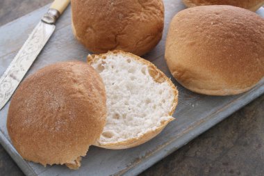 gluten free ekmek masanın üzerine