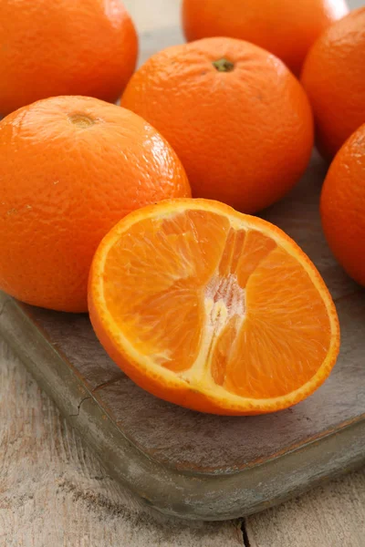 Подготовка Свежих Апельсинов — стоковое фото