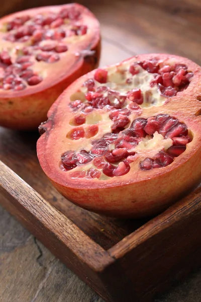 Preparing Fresh Pomegranate Fruit — Stock Photo, Image