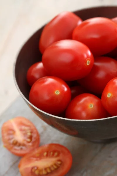 Przygotowywanie Świeżych Dojrzałych Pomidorów — Zdjęcie stockowe