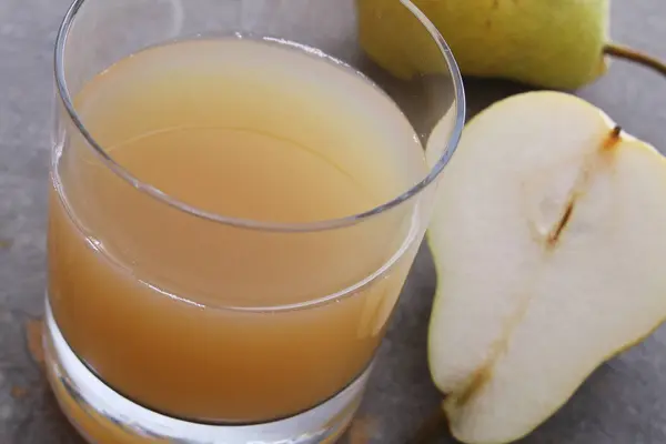 making fresh pear juice