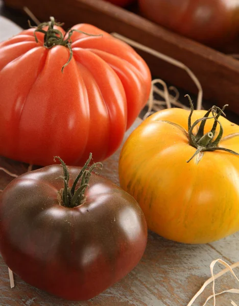 Frische Rohe Tomaten Auf Dem Tisch — Stockfoto