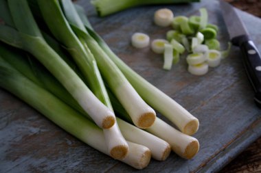 masanın üzerine taze pırasa hazırlanıyor