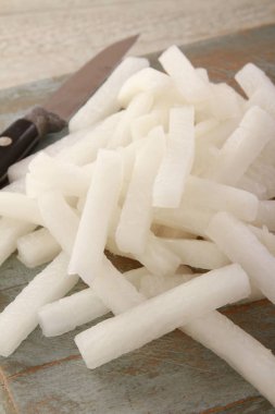 taze beyaz raddish hazırlanıyor