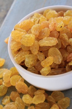 tabak içinde kuru çekirdeksiz kuru üzüm