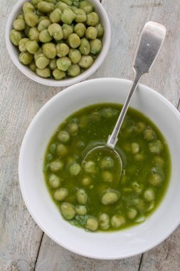 masanın üzerine hazırlanmış iri bezelye bezelye