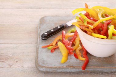 taze dilimlenmiş biber hazırlanıyor