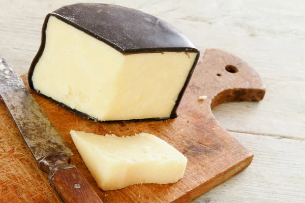 Masanın Üzerinde Mumlu Çedar Peyniri — Stok fotoğraf