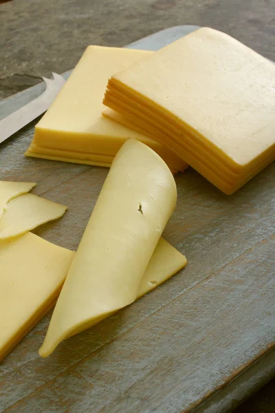 乳製品のチーズの部分を準備します — ストック写真