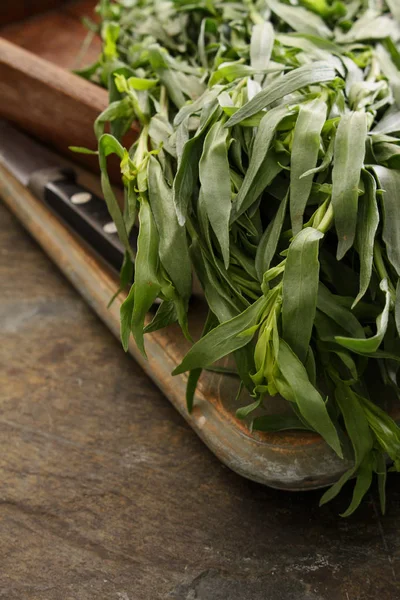 taze tarhun ot hazırlanıyor