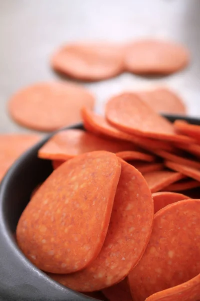 Tranches Pepperoni Dans Plat — Photo