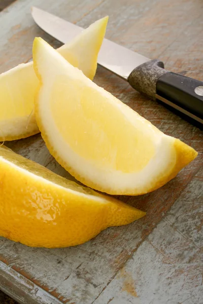 Приготовление Свежих Лимонов Столе — стоковое фото