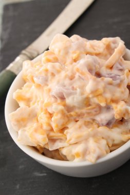 peynirli sandviç dolum hazırlanıyor