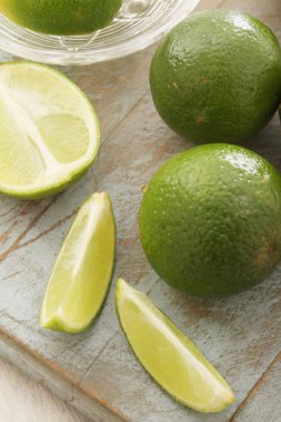 taze limon dilimleri hazırlanıyor