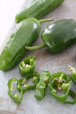 taze jalapeno chilies hazırlanıyor