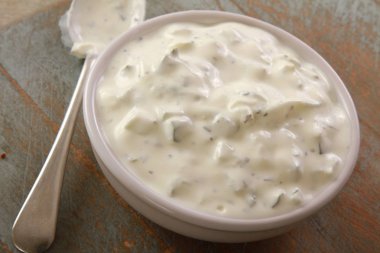 taze Yunan Tzatziki sos tabak içinde