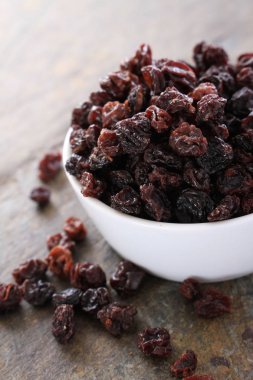 tabak içinde kuru kuru üzüm