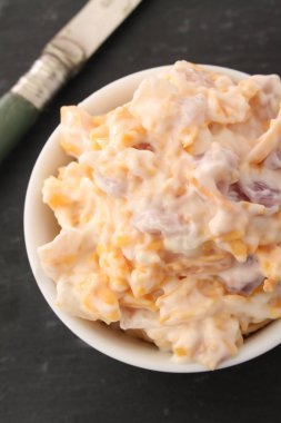 peynirli sandviç dolum hazırlanıyor