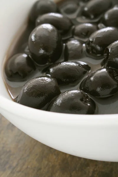 Fresh ripe olives in dish — Stock Photo, Image
