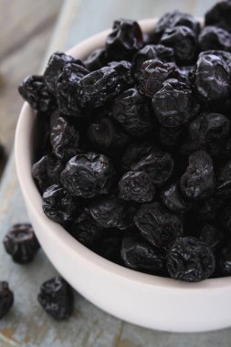 tabak içinde kurutulmuş kuş üzümü