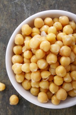 Beyaz tabak içinde süzülmüş konserve nohut